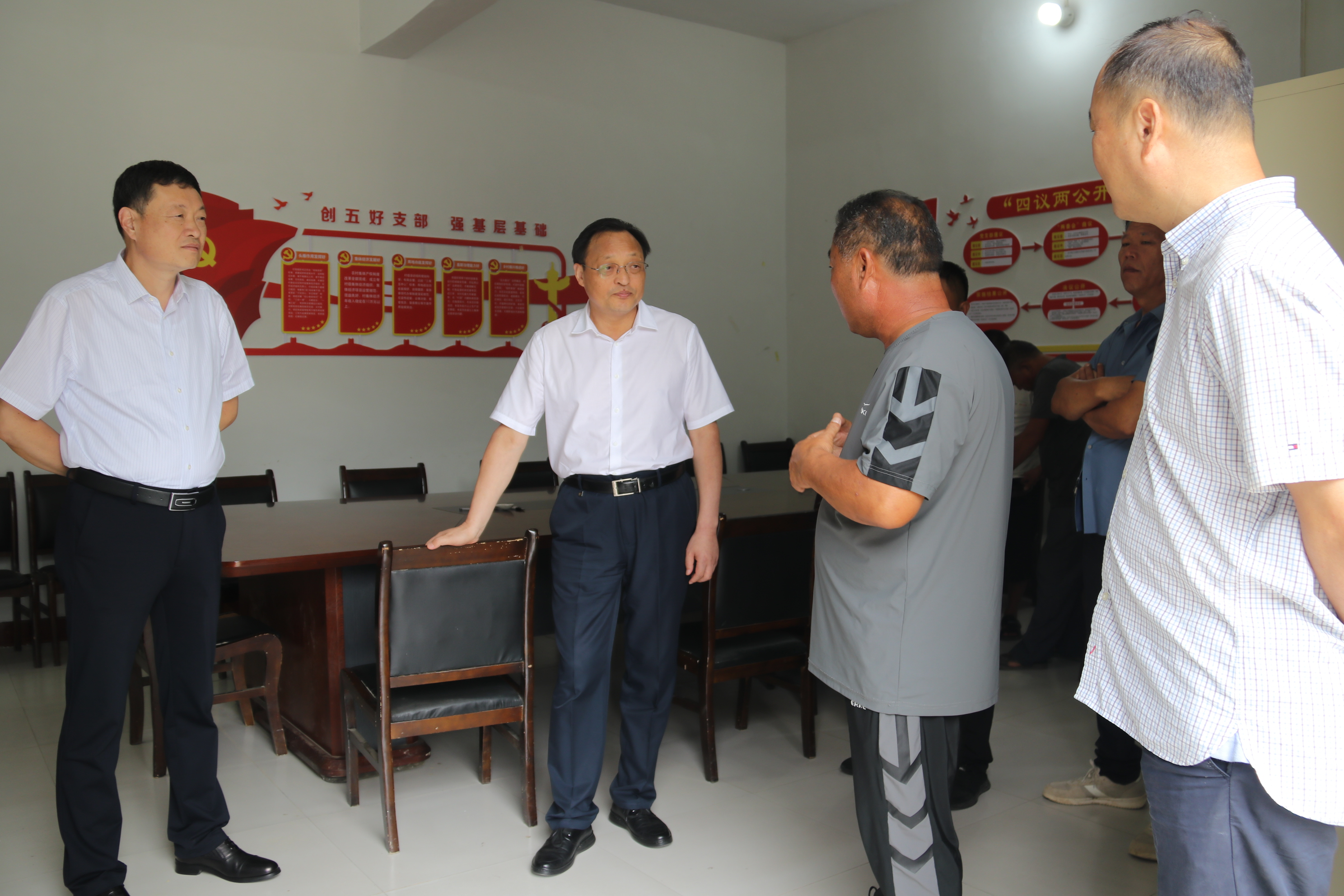 刘保新在鄢陵县开展联乡帮村工作时强调 抓好“五星”支部创建 切实为民服务